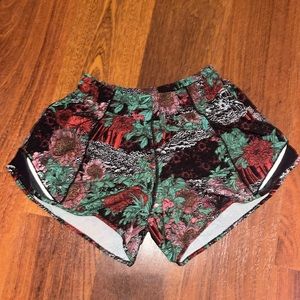 Lulu lemon Hottie Hot shorts Size:4 Length:4”